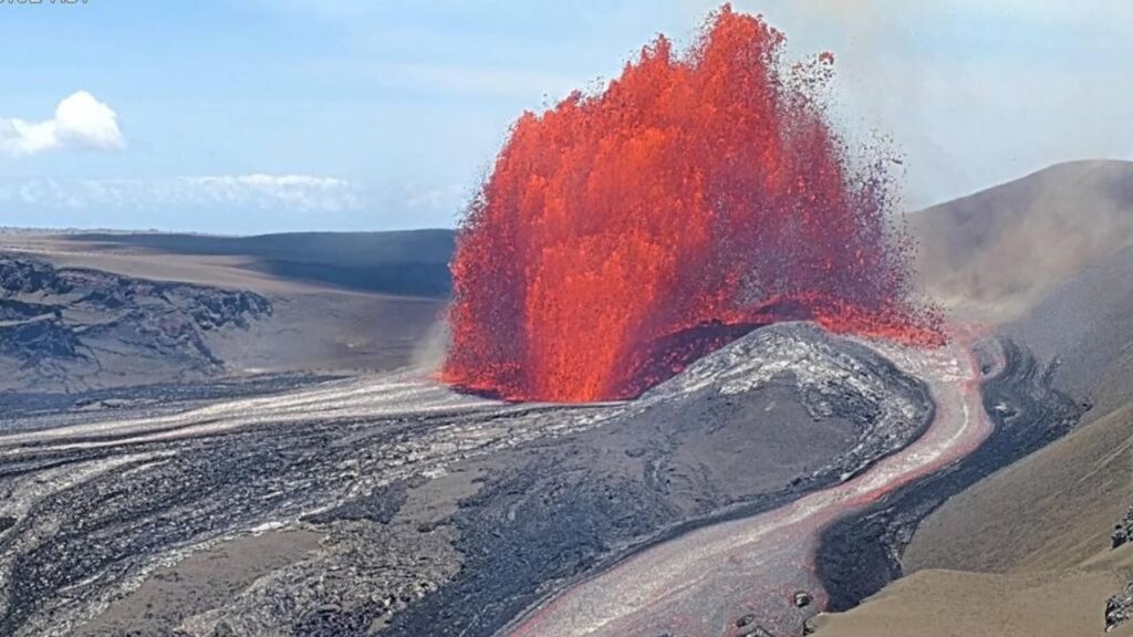 Hawaii’s Kilauea Roars Back to Life With 54th Eruption Episode as Towering Lava Fountains Light Up the Summit