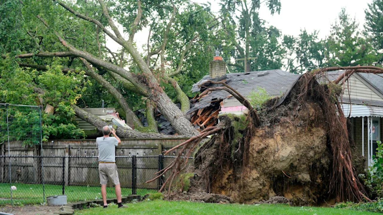 Detroit Storm Disaster Suspected Tornado Leaves Widespread Damage and 250,000 in the Dark