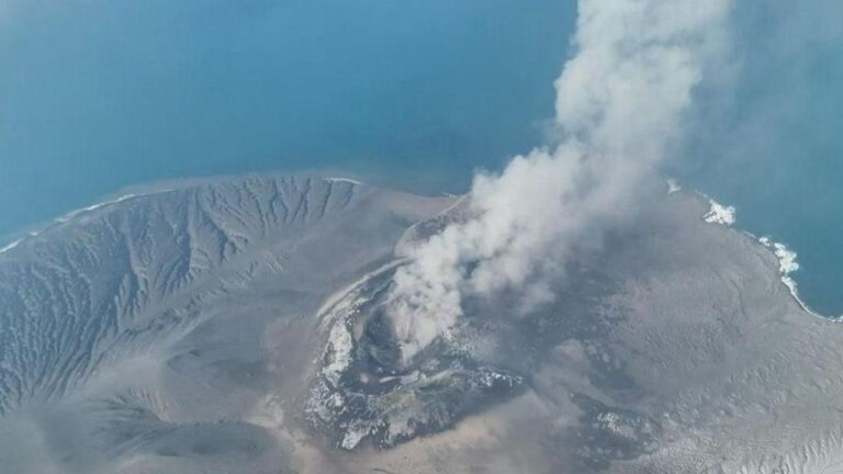 Powerful Hurricane Lowell to Swipe Western Hawaiian Islands as Flood and Wind Threats Rise